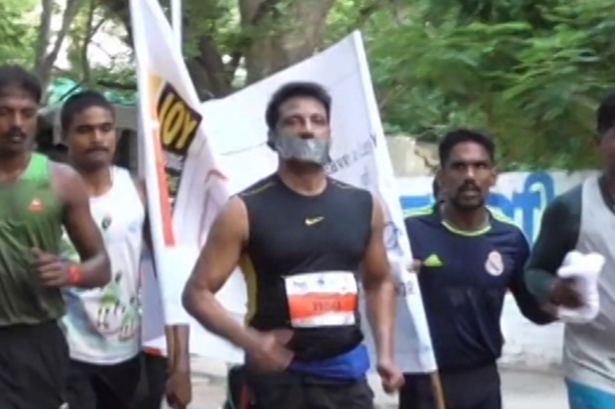 வாயில் டேப்புடன் மாரத்தான்: ஐ.பி.எஸ் அதிகாரி சாதனை!