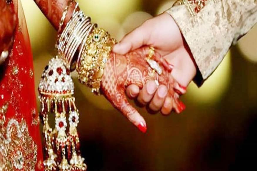 புது மணப்பெண்ணின் தாய், தனது மகளின் கணவருக்கு அண்ணனான 22 வயது நபரை, திருமணம் செய்துள்ளதே பரபரப்புக்கு காரணம். அந்த பெண்ணுக்கு ஏற்கனவே, கணவர் இருக்கும் நிலையில், மருமகனின் அண்ணன் மீது காதலில் விழுந்ததால், அவரை விவாகரத்து செய்துவிட்டு தன்னை விட 15 வயது சிறுவயதுடைய மருமகனின் அண்ணனை அந்தப்பெண் திருமணம் செய்துள்ளார் செய்துகொண்டுள்ளார். ஆனால் இவர்களின் காதல் விவகாரம் அப்பெண்மணியின் மகளுக்கு தெரியாமல் இருந்துள்ளது. புது மணப்பெண்ணின் தாய், தனது மகளின் கணவருக்கு அண்ணனான 22 வயது நபரை, திருமணம் செய்துள்ளதே பரபரப்புக்கு காரணம். அந்த பெண்ணுக்கு ஏற்கனவே, கணவர் இருக்கும் நிலையில், மருமகனின் அண்ணன் மீது காதலில் விழுந்ததால், அவரை விவாகரத்து செய்துவிட்டு தன்னை விட 15 வயது சிறுவயதுடைய மருமகனின் அண்ணனை அந்தப்பெண் திருமணம் செய்துள்ளார் செய்துகொண்டுள்ளார். ஆனால் இவர்களின் காதல் விவகாரம் அப்பெண்மணியின் மகளுக்கு தெரியாமல் இருந்துள்ளது.