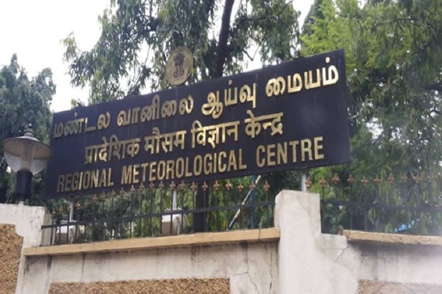 தமிழகத்தில் அடுத்த 24 மணி நேரத்திற்கு வெப்ப சலனம் மற்றும் வளிமண்டல மேலடுக்கு சுழற்சி காரணமாக விழுப்புரம், கடலூர், நாகப்பட்டினம், காஞ்சிபுரம், புதுவை, காரைக்கால் மாவட்டங்களில் கடலோரப் பகுதிகளில் ஓரிரு இடங்களில் லேசான மழை பெய்ய வாய்ப்புள்ளதாக சென்னை வானிலை ஆய்வு மையம் தெரிவித்துள்ளது. தமிழகத்தில் அடுத்த 24 மணி நேரத்திற்கு வெப்ப சலனம் மற்றும் வளிமண்டல மேலடுக்கு சுழற்சி காரணமாக விழுப்புரம், கடலூர், நாகப்பட்டினம், காஞ்சிபுரம், புதுவை, காரைக்கால் மாவட்டங்களில் கடலோரப் பகுதிகளில் ஓரிரு இடங்களில் லேசான மழை பெய்ய வாய்ப்புள்ளதாக சென்னை வானிலை ஆய்வு மையம் தெரிவித்துள்ளது.