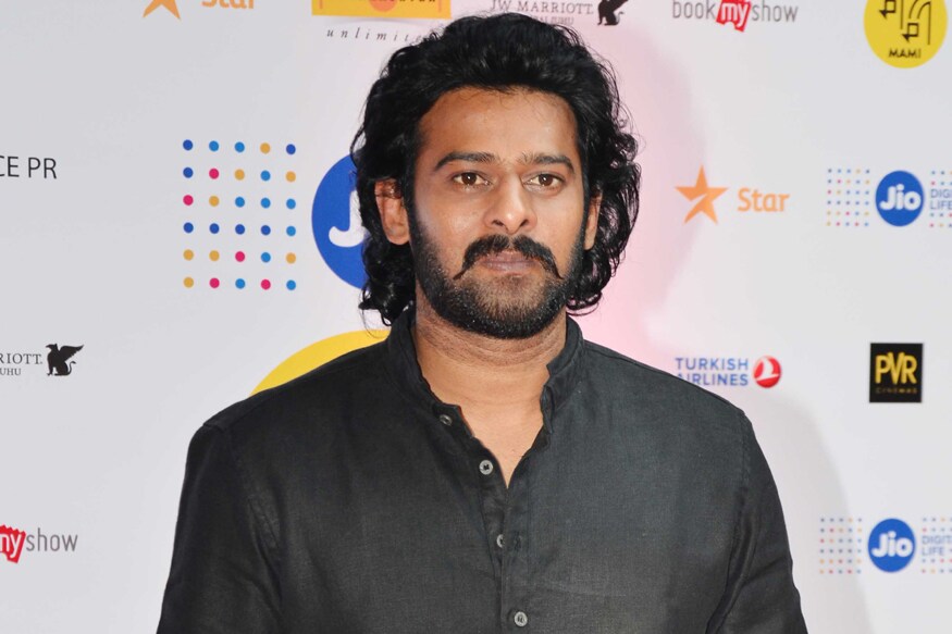 பாகுபலி திரைப்படத்தின் மூலம் இந்தியா முழுவதும் பிரபலமடைந்த நடிகர் பிரபாஸ் 40 வயதை கடந்தும் இன்னும் திருமணம் செய்யாமல் இருந்து வருகிறார். பிரபாஸை மணக்க 6 ஆயிரம் வரன்கள் வந்ததாகவும் அதனை பிரபாஸ் மறுத்து விட்டதாகவும் செய்திகள் பரவி நிலையில் இந்த செய்தியை பிரபாஸ் மரறுத்துள்ளார். மேலும் நடிகை அனுஷ்காவுடன் காதல் என்ற செய்தியிலும் உண்மை இல்லை என கூறி உள்ளார். பாகுபலி திரைப்படத்தின் மூலம் இந்தியா முழுவதும் பிரபலமடைந்த நடிகர் பிரபாஸ் 40 வயதை கடந்தும் இன்னும் திருமணம் செய்யாமல் இருந்து வருகிறார். பிரபாஸை மணக்க 6 ஆயிரம் வரன்கள் வந்ததாகவும் அதனை பிரபாஸ் மறுத்து விட்டதாகவும் செய்திகள் பரவி நிலையில் இந்த செய்தியை பிரபாஸ் மரறுத்துள்ளார். மேலும் நடிகை அனுஷ்காவுடன் காதல் என்ற செய்தியிலும் உண்மை இல்லை என கூறி உள்ளார்.
