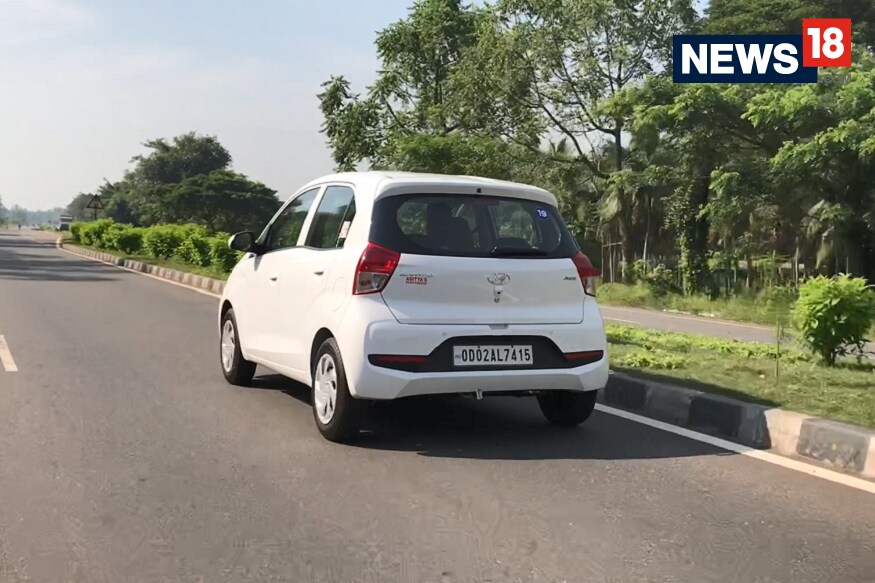 இந்த புதிய ஹூண்டாய் சாண்ட்ரோ காரில் சிஎன்ஜி எரிப்பொருள் வசதிகளும் இணைக்கப்பட்டுள்ளது. (Image: Ayushmann Chawla/ News18.com) இந்த புதிய ஹூண்டாய் சாண்ட்ரோ காரில் சிஎன்ஜி எரிப்பொருள் வசதிகளும் இணைக்கப்பட்டுள்ளது. (Image: Ayushmann Chawla/ News18.com)