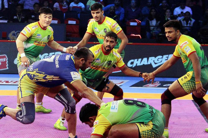 ரைடு செல்லும் தமிழ் தலைவாஸ் கேப்டன் அஜய் தாகூர் (ProKabaddi)
