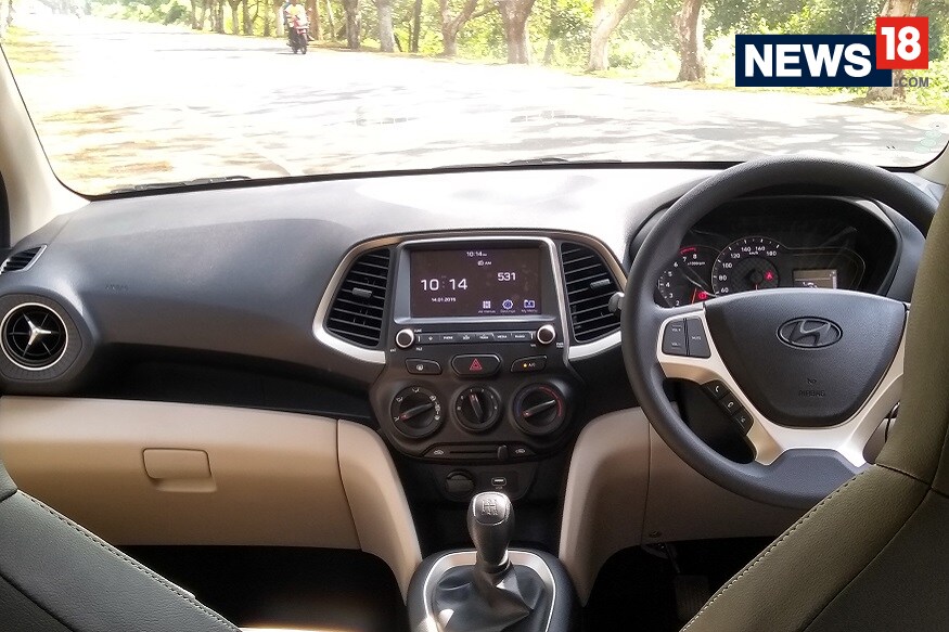 புதிய ஹூண்டாய் சாண்ட்ரோ காரில் 5 கியர்களை கொண்ட கியர்பாக்ஸ் உள்ளது. (Image: Arjit Garg/ News18.com) புதிய ஹூண்டாய் சாண்ட்ரோ காரில் 5 கியர்களை கொண்ட கியர்பாக்ஸ் உள்ளது. (Image: Arjit Garg/ News18.com)