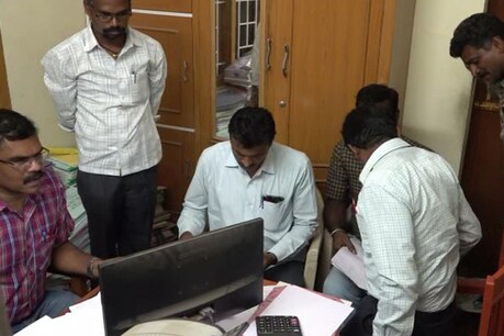 தீபாவளியையொட்டி அரசு அலுவலகங்களில் தொடரும் ரெய்டு தீபாவளியையொட்டி அரசு அலுவலகங்களில் தொடரும் ரெய்டு