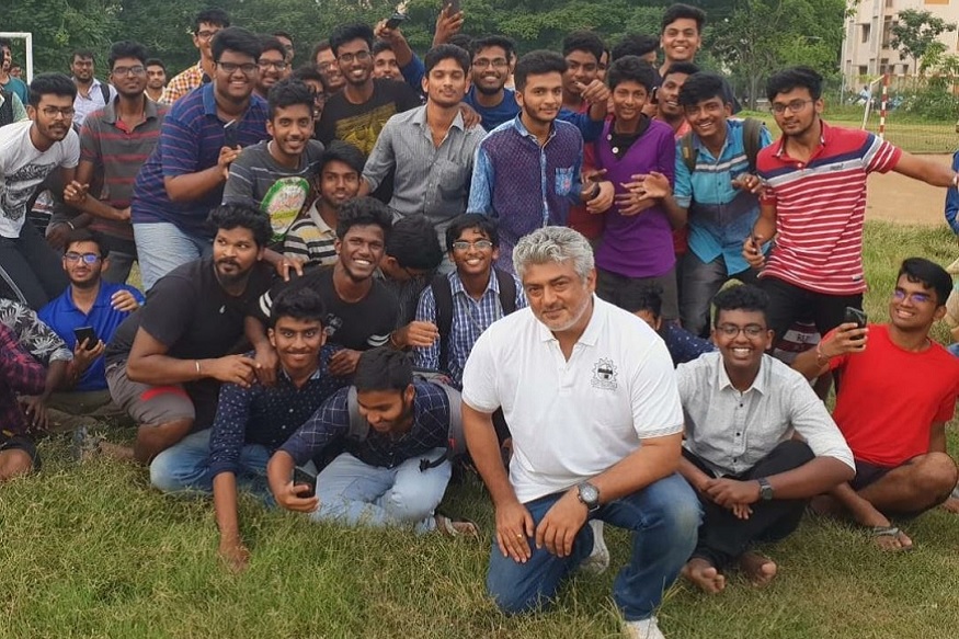 'அஜித்'… இந்த மூன்றெழுத்து பெயர் திரையில் தோன்றினால் ரசிகர்களின் கரகோஷம் விண்ணைப் பிளக்கும். இவரது முகத்தை பார்ப்பதற்காகவே திரையரங்குகளில் ரசிகர்களின் கூட்டம் அலைமோதும். 25 ஆண்டுகள்.. 58 படங்கள் என இன்று தென்னிந்திய சினிமாவின் அசைக்க முடியாத சக்தியாக உருமாறியிருக்கிறார். 'அஜித்'… இந்த மூன்றெழுத்து பெயர் திரையில் தோன்றினால் ரசிகர்களின் கரகோஷம் விண்ணைப் பிளக்கும். இவரது முகத்தை பார்ப்பதற்காகவே திரையரங்குகளில் ரசிகர்களின் கூட்டம் அலைமோதும். 25 ஆண்டுகள்.. 58 படங்கள் என இன்று தென்னிந்திய சினிமாவின் அசைக்க முடியாத சக்தியாக உருமாறியிருக்கிறார்.