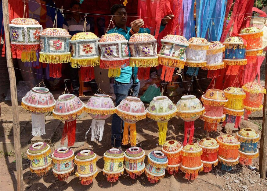 தீபாவளியை ஒட்டி மஹாராஷ்டிராவின் கராட் பகுதியில் அலங்கார விளக்குகளை விற்பனைக்காக ஒழுங்குபடுத்தும் பணியாளர். (Image: PTI) தீபாவளியை ஒட்டி மஹாராஷ்டிராவின் கராட் பகுதியில் அலங்கார விளக்குகளை விற்பனைக்காக ஒழுங்குபடுத்தும் பணியாளர். (Image: PTI)