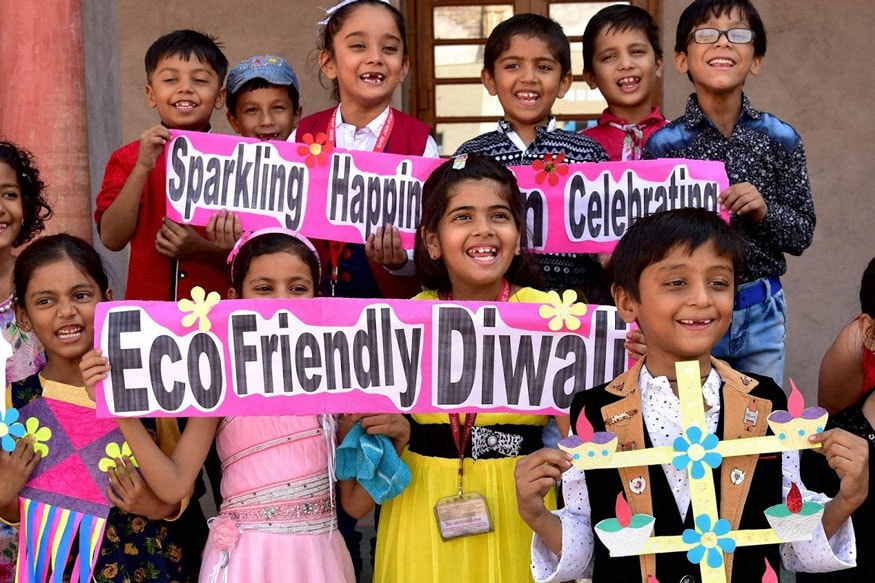 பிகானேர் பகுதியில் பட்டாசுகள் இல்லாத பசுமை தீபாவளி கொண்டாட வேண்டும் என்பதை வலியுறுத்தி பதாகைகளை ஏந்தியுள்ள பள்ளிக் குழந்தைகள். (Image: PTI) பிகானேர் பகுதியில் பட்டாசுகள் இல்லாத பசுமை தீபாவளி கொண்டாட வேண்டும் என்பதை வலியுறுத்தி பதாகைகளை ஏந்தியுள்ள பள்ளிக் குழந்தைகள். (Image: PTI)
