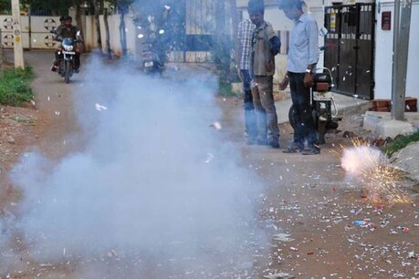 நெல்லையில் கட்டுப்பாட்டை மீறி பட்டாசு வெடித்த 6 பேர் கைது நெல்லையில் கட்டுப்பாட்டை மீறி பட்டாசு வெடித்த 6 பேர் கைது