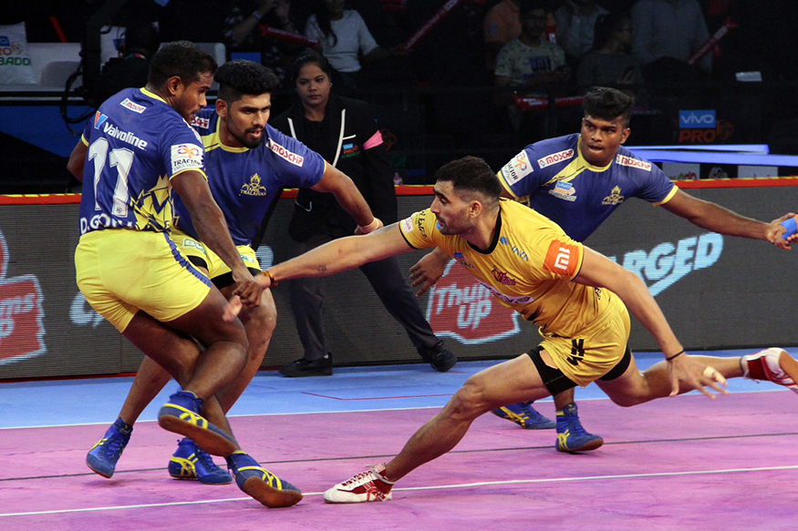 எதிரணி வீரரை தொடும் தமிழ் தலைவாஸின் அஜய் (Twitter/ProKabbadi) தாகூர்