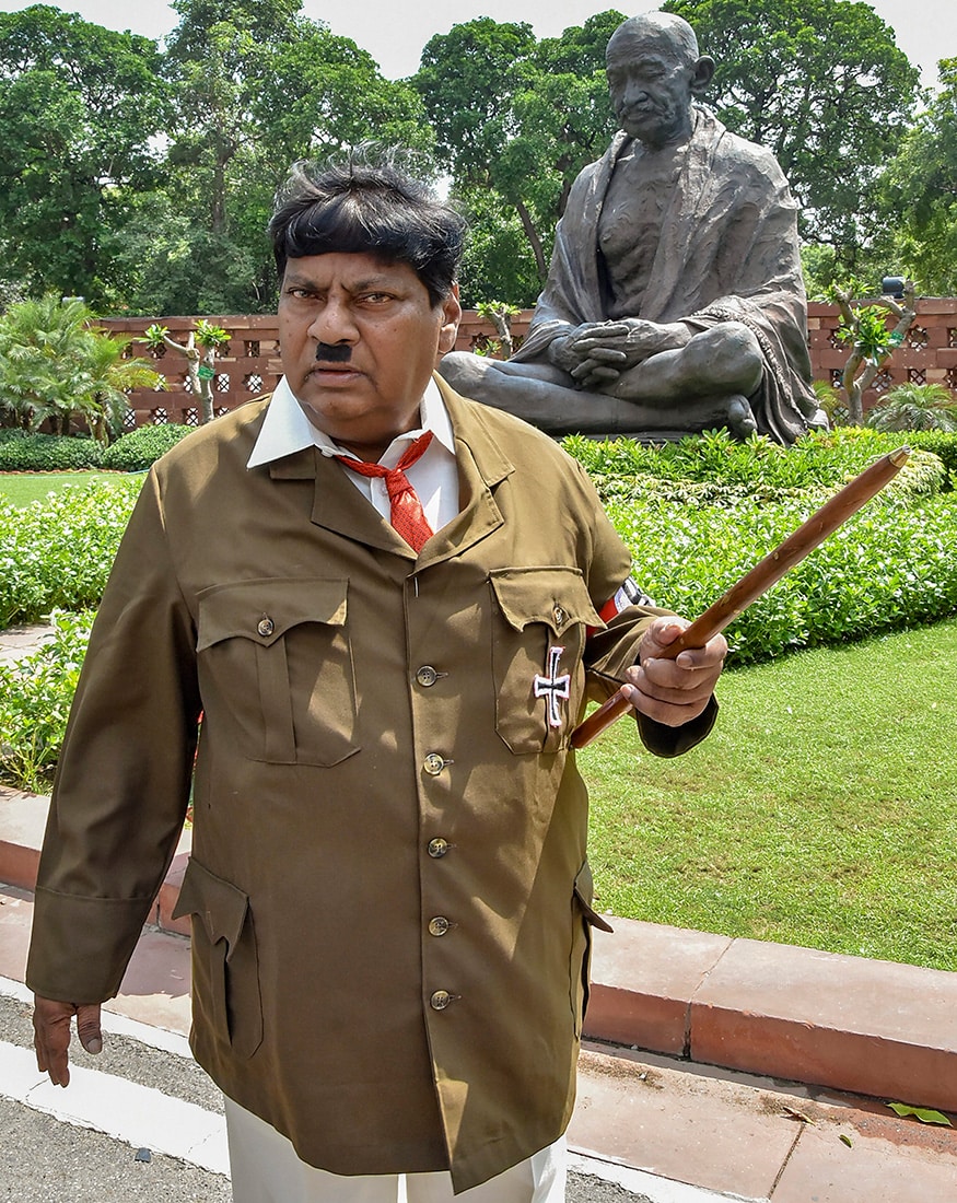 ஆந்திராவுக்கு சிறப்பு அந்தஸ்து கோரி நடைபெற்ற போராட்டத்தின்போது ஹிட்லர் வேடமணிந்து வந்த சிவபிரசாத். (Image: PTI) ஆந்திராவுக்கு சிறப்பு அந்தஸ்து கோரி நடைபெற்ற போராட்டத்தின்போது ஹிட்லர் வேடமணிந்து வந்த சிவபிரசாத். (Image: PTI)