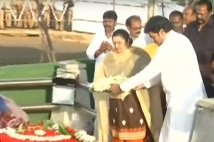 ஜெயலலிதா நினைவிடத்தில் மரியாதை செலுத்தும் தீபா மற்றும் மாதவன்