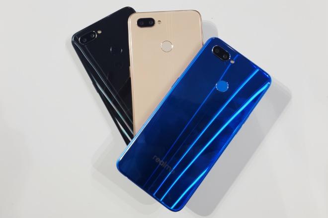 6.3’’ டிஸ்பிளே கொண்ட Realme U1 3ஜிபி ரேம் 32ஜிபி ஸ்டோரேஸ் அளவும் கொண்டுள்ளது. 4ஜிபி ரேம் 64 ஜிபி ஸ்டோரேஜ் ஸ்பேஸ் அளிக்கிறது. Ambitious Black, Brave Blue and Fiery Gold ஆகிய மூன்று நிறங்களில் இந்த ஸ்மார்ட்ஃபோன் வாடிக்கையாளர்களைக் கவர்ந்த மொபைல் ஆக உள்ளது. 6.3’’ டிஸ்பிளே கொண்ட Realme U1 3ஜிபி ரேம் 32ஜிபி ஸ்டோரேஸ் அளவும் கொண்டுள்ளது. 4ஜிபி ரேம் 64 ஜிபி ஸ்டோரேஜ் ஸ்பேஸ் அளிக்கிறது. Ambitious Black, Brave Blue and Fiery Gold ஆகிய மூன்று நிறங்களில் இந்த ஸ்மார்ட்ஃபோன் வாடிக்கையாளர்களைக் கவர்ந்த மொபைல் ஆக உள்ளது.