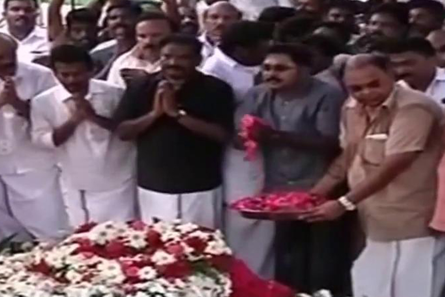 சென்னை மெரினா கடற்கரையிலுள்ள ஜெயலலிதா நினைவிடத்தில் டி.டி.வி.தினகரன் அவரது ஆதரவாளர்களுடன் சென்று மலரஞ்சலி செலுத்தினார். 