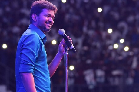 தங்க மோதிரம் பரிசளித்த விஜய் - படக்குழு மகிழ்ச்சி! தங்க மோதிரம் பரிசளித்த விஜய் - படக்குழு மகிழ்ச்சி!