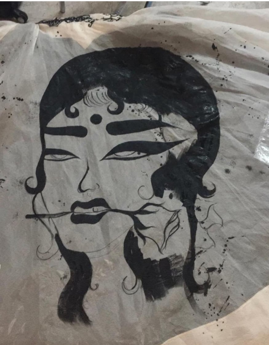 இந்த பிராண்டின் சிறப்பு ’பாப் ஆர்ட்’ என்கிற பெயரில் பழமையான ஆண், பெண் ஓவியத்தைக் கண்டெம்ப்ரரி ஸ்டைலில் அளிப்பதுதான். அதாவது இந்தியாவின் டிரெடிஷ்னல் மேக்அப் அணிந்த பெண் கூலிங் கிளாஸ், சிகரெட் , வாயில் ரோஜா என வித்யாசமான கோணத்தில் அந்த பிராண்டின் ஓவியங்கள் இருக்கும். மொத்தத்தில் இந்த பிராண்டின் ஓவியங்கள் ஒரு பெண் , ஆண் இப்படித்தான் இருக்க வேண்டும் என்கிற ஸ்டீரியோ டைப்பை உடைத்தெறிவதாக இருக்கும். இதுபோன்ற ஓவியங்களை அணிகலன்கள் மற்றும் ஆடைகளில் பொருத்தும். இது உலகம் முழுவதும் மிகவும் பிரபலமான பிராண்ட். (Image: Instagram/rheakapoor) இந்த பிராண்டின் சிறப்பு ’பாப் ஆர்ட்’ என்கிற பெயரில் பழமையான ஆண், பெண் ஓவியத்தைக் கண்டெம்ப்ரரி ஸ்டைலில் அளிப்பதுதான். அதாவது இந்தியாவின் டிரெடிஷ்னல் மேக்அப் அணிந்த பெண் கூலிங் கிளாஸ், சிகரெட் , வாயில் ரோஜா என வித்யாசமான கோணத்தில் அந்த பிராண்டின் ஓவியங்கள் இருக்கும். மொத்தத்தில் இந்த பிராண்டின் ஓவியங்கள் ஒரு பெண் , ஆண் இப்படித்தான் இருக்க வேண்டும் என்கிற ஸ்டீரியோ டைப்பை உடைத்தெறிவதாக இருக்கும். இதுபோன்ற ஓவியங்களை அணிகலன்கள் மற்றும் ஆடைகளில் பொருத்தும். இது உலகம் முழுவதும் மிகவும் பிரபலமான பிராண்ட். (Image: Instagram/rheakapoor)