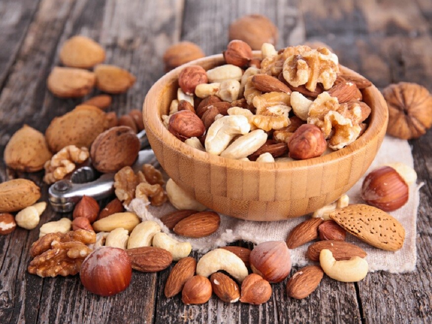 உலர்ந்த பழங்கள் மற்றும் நட்ஸ்: உலர்ந்த பழங்கள் (Dried fruit) மற்றும் நட்ஸ் அதிக அளவிலான கலோரிகளைக் கொண்டது என்பதால் குறைவாக சாப்பிடலாம். பணி நேரத்தில் சாப்பிடுவது உடல் சோர்வைக் குறைத்து ஆற்றலை அதிகரிக்கும். உலர்ந்த பழங்கள் மற்றும் நட்ஸ்: உலர்ந்த பழங்கள் (Dried fruit) மற்றும் நட்ஸ் அதிக அளவிலான கலோரிகளைக் கொண்டது என்பதால் குறைவாக சாப்பிடலாம். பணி நேரத்தில் சாப்பிடுவது உடல் சோர்வைக் குறைத்து ஆற்றலை அதிகரிக்கும்.