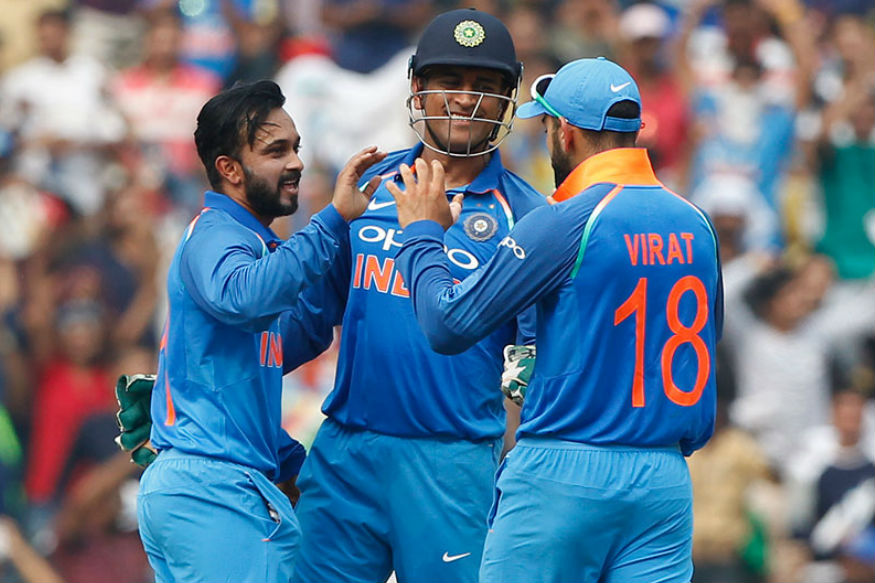 விக்கெட் வீழ்த்திய கேதர் ஜாதவை பாராட்டும் தோனி மற்றும் கோலி. (BCCI)