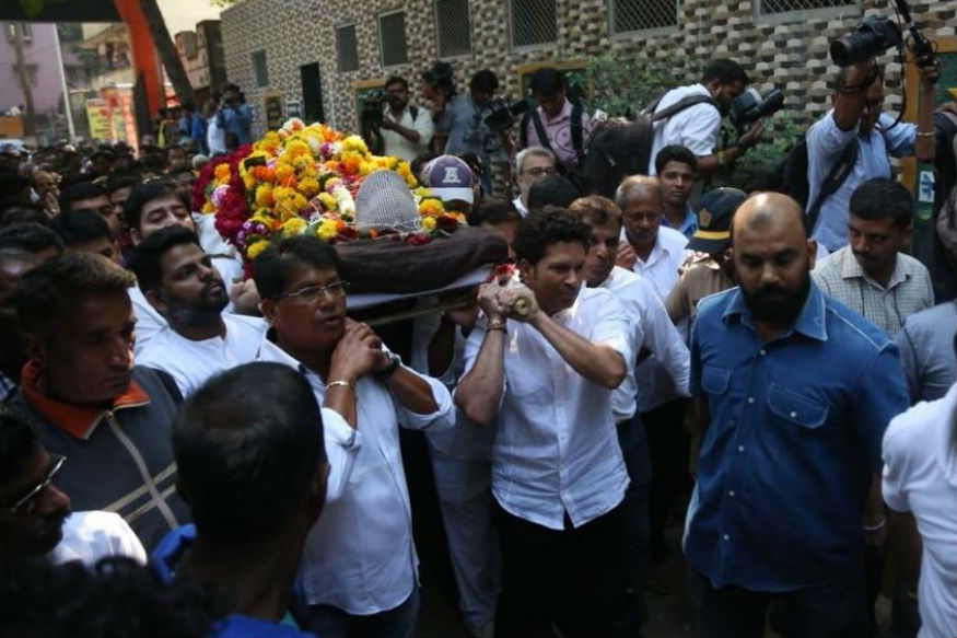  சிறந்த கிரிக்கெட் வீரராக தன்னை உருவாக்கிய பயிற்சியாளருக்கு மரியாதை செலுத்தும் விதமாக அச்ரேக்கரின் இறுதி ஊர்வலத்தில் அவரது உடலை சுமந்து சச்சின் டெண்டுல்கர் சென்றார் . (Twitter)