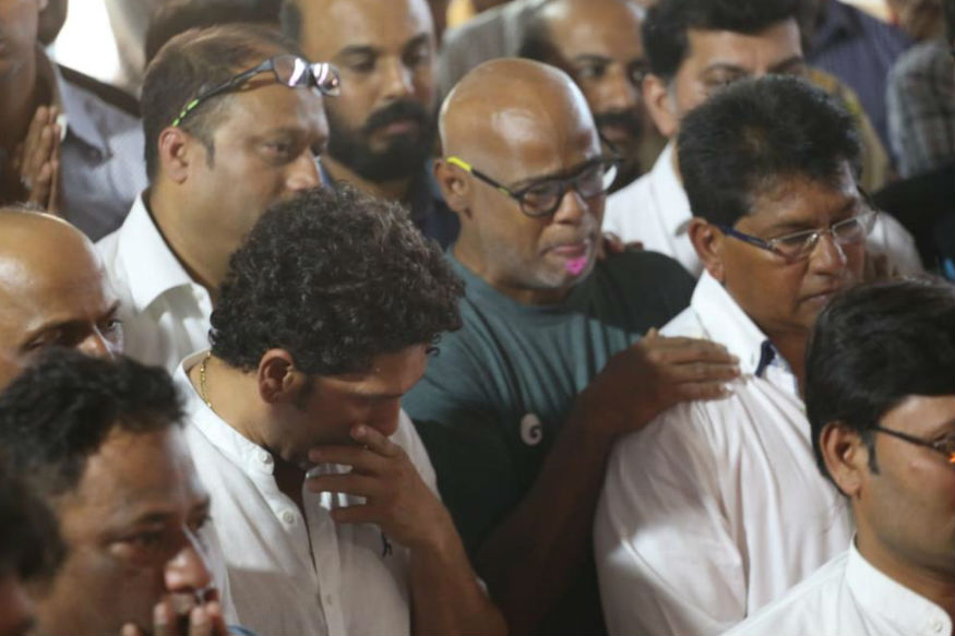  சச்சின் டெண்டுகல்கர் தவிர, வினோத் காம்ப்ளி மற்றும் முன்னாள் கிரிக்கெட் வீரர்கள் பலர் அச்ரேக்கர் உடலுக்கு அஞ்சலி செலுத்தினர். இன்று (ஜன.3) அவரது இறுதிச்சடங்கு நடைபெற்றது. (Twitter)