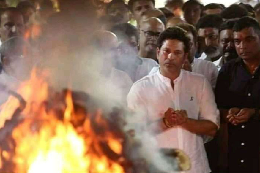  அச்ரேக்கரின் உடல் தகனம் செய்யப்படும் வரை  சச்சின் டெண்டுல்கர் எங்கும் செல்லாமல் அருகிலேயே இருந்தார். (Twitter)