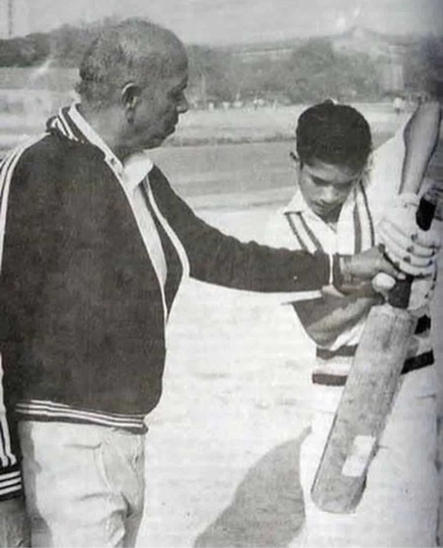  1932-ம் ஆண்டு பிறந்த ஸ்ரீ ராமகாந்த் அச்ரேக்கர், மும்பையில் நடந்த பல்வேறு உள்ளூர் கிரிக்கெட் போட்டிகளில் விளையாடியுள்ளார். இந்திய கிரிக்கெட் அணியில் இடம்பெற்ற பலர் இவரிடம் பயிற்சி பெற்றுள்ளனர். சச்சின் டெண்டுல்கரை உலகின் தலை சிறந்த பேட்ஸ்மேனாக மாற்றியதில் இவருக்கு முக்கிய பங்கு உள்ளது. (Twitter)