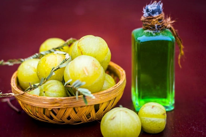 நெல்லிக்காய் : நெல்லிக்காயை பேஸ்டாக்கி வேர்களில் படும்படி தடவுங்கள். 20 நிமிடங்கள் கழித்து தலைக்கு குளித்துவிடுங்கள். நெல்லிக்காய் : நெல்லிக்காயை பேஸ்டாக்கி வேர்களில் படும்படி தடவுங்கள். 20 நிமிடங்கள் கழித்து தலைக்கு குளித்துவிடுங்கள்.