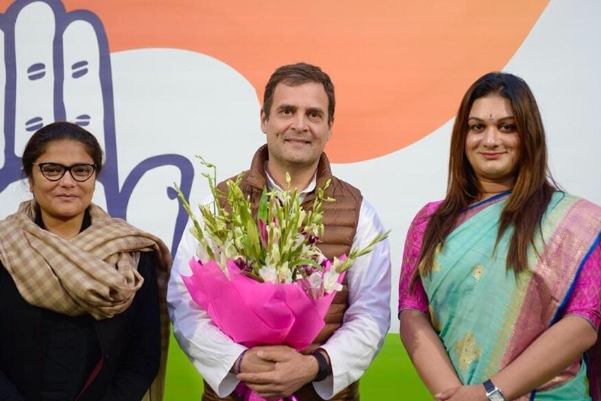 புதுச்சேரி மக்களவை தொகுதியில் காங்கிரஸ் கட்சி சார்பில் போட்டியிடும் வேட்பாளர் வைத்திலிங்கம் மற்றும் தட்டாஞ்சாவடி தொகுதி இடைத்தேர்தலில் போட்டியிடும் திமுக வேட்பாளர் வெங்கடேசனுக்கு ஆதரவு கேட்டு அகில இந்திய மகிளா காங்கிரஸ் பொதுச்செயலாளர் அப்சரா ரெட்டி பிரசாரத்தில் ஈடுபட்டார். (படம்: புதுச்சேரி- இளவமுதன்) புதுச்சேரி மக்களவை தொகுதியில் காங்கிரஸ் கட்சி சார்பில் போட்டியிடும் வேட்பாளர் வைத்திலிங்கம் மற்றும் தட்டாஞ்சாவடி தொகுதி இடைத்தேர்தலில் போட்டியிடும் திமுக வேட்பாளர் வெங்கடேசனுக்கு ஆதரவு கேட்டு அகில இந்திய மகிளா காங்கிரஸ் பொதுச்செயலாளர் அப்சரா ரெட்டி பிரசாரத்தில் ஈடுபட்டார். (படம்: புதுச்சேரி- இளவமுதன்)