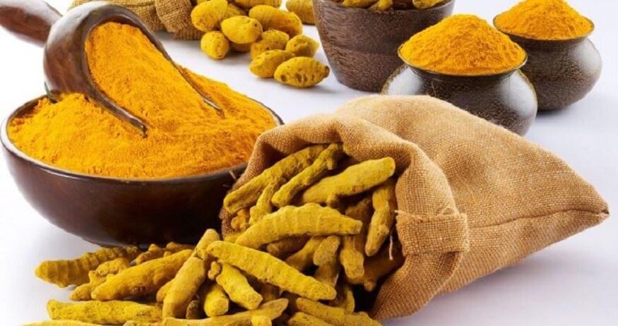 மஞ்சள் : ஆயுர்வேதம் நிறைந்த மருத்துவத்துக் குறிப்புகளை உள்ளடக்கியது மஞ்சள். நோய், சமையல் என்பது மட்டுமல்லாமல், சருமத்தைப் பாதுகாக்கவும் மஞ்சள் பெரும் உதவியாக இருக்கிறது. அதனால்தான் முன்னோர்கள் மஞ்சளை முகம் முழுவதும் தடவிக் குளித்தார்கள். என்றும் இளமையாக ஜொலித்தார்கள். மஞ்சள் : ஆயுர்வேதம் நிறைந்த மருத்துவத்துக் குறிப்புகளை உள்ளடக்கியது மஞ்சள். நோய், சமையல் என்பது மட்டுமல்லாமல், சருமத்தைப் பாதுகாக்கவும் மஞ்சள் பெரும் உதவியாக இருக்கிறது. அதனால்தான் முன்னோர்கள் மஞ்சளை முகம் முழுவதும் தடவிக் குளித்தார்கள். என்றும் இளமையாக ஜொலித்தார்கள்.