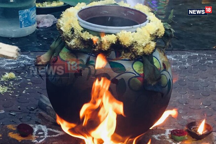 4. பொங்கல் பிளேலிஸ்ட் : தனித்துவமான இசை இல்லாமல் பண்டிகை கொண்டாட்டம் நிறைவடையாது. உங்கள் கொண்டத்தை தொடங்குவதற்கு முன்பு பொங்கல் பிளேலிஸ்ட்டை தயார் செய்துகொள்ளுங்கள். பொங்கலுக்கு கிராமத்து பாணியிலான பாடல்கள் நன்றாக இருக்கும். ஃபோக் சாங் லிஸ்ட் தயார் செய்துகொள்ளுங்கள். அதேபோல் பிளேலிஸ்ட்டில் உள்ள பாடல்கள் நடனங்களுக்கு ஏற்றவையாக இருக்கும் வகையில் தேர்வு செய்து கொள்ளுங்கள். ஆடல், பாடலுடன் உங்கள் பொங்கலைக் கோலாகலமாக கொண்டாடுங்கள். 4. பொங்கல் பிளேலிஸ்ட் : தனித்துவமான இசை இல்லாமல் பண்டிகை கொண்டாட்டம் நிறைவடையாது. உங்கள் கொண்டத்தை தொடங்குவதற்கு முன்பு பொங்கல் பிளேலிஸ்ட்டை தயார் செய்துகொள்ளுங்கள். பொங்கலுக்கு கிராமத்து பாணியிலான பாடல்கள் நன்றாக இருக்கும். ஃபோக் சாங் லிஸ்ட் தயார் செய்துகொள்ளுங்கள். அதேபோல் பிளேலிஸ்ட்டில் உள்ள பாடல்கள் நடனங்களுக்கு ஏற்றவையாக இருக்கும் வகையில் தேர்வு செய்து கொள்ளுங்கள். ஆடல், பாடலுடன் உங்கள் பொங்கலைக் கோலாகலமாக கொண்டாடுங்கள்.