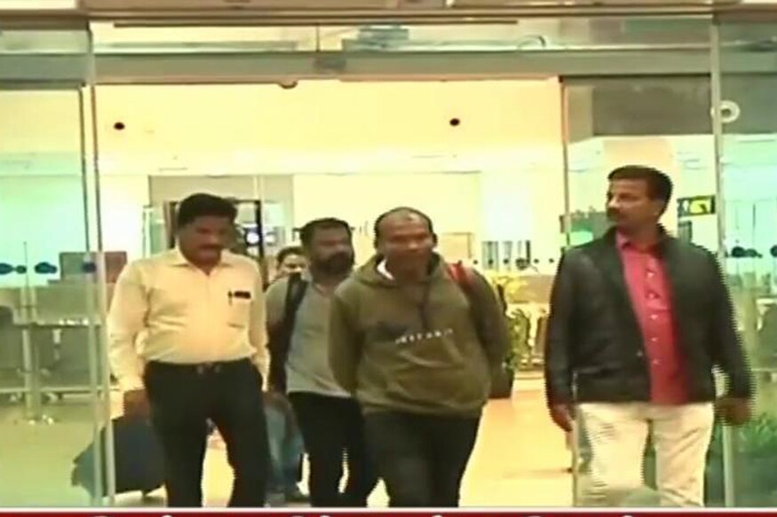 கோடநாடு கொலை, கொள்ளை வழக்கில் தங்களுக்கு வழங்கப்பட்ட ஜாமீன் ரத்து செய்யப்பட்டதை எதிர்த்து மனோஜ், சயான் தாக்கல் செய்த மனு மீதான உத்தரவை, சென்னை உயர்நீதிமன்றம் தேதி குறிப்பிடாமல் தள்ளிவைத்துள்ளது. கோடநாடு கொலை, கொள்ளை வழக்கில் தங்களுக்கு வழங்கப்பட்ட ஜாமீன் ரத்து செய்யப்பட்டதை எதிர்த்து மனோஜ், சயான் தாக்கல் செய்த மனு மீதான உத்தரவை, சென்னை உயர்நீதிமன்றம் தேதி குறிப்பிடாமல் தள்ளிவைத்துள்ளது.