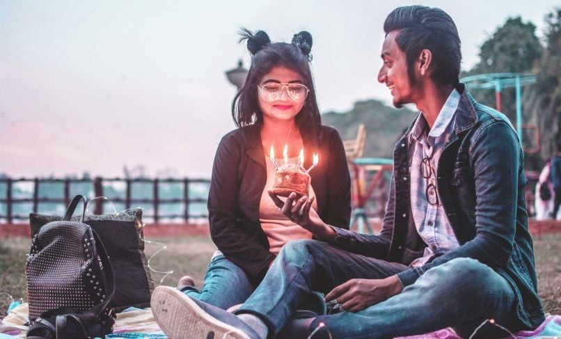 இருவருக்குள்ளான மறக்க முடியாத நினைவுகள் என்றால் எதைக் குறிப்பிடுவாய் ? : இது இருவரும் சேர்ந்து மகிழ்ந்த தருணங்கள் எல்லாவற்றையும் நினைவு கூற வைக்கும். மேலும் அந்தக் குறிப்பிட்ட நினைவு மட்டும் ஏன் பிடித்திருக்கிறது என்பதையும் தெரியப்படுத்தும். இது இருவருக்குள்ளான மகிழ்ச்சியான உரையாடலை ஏற்படுத்தும். இருவருக்குள்ளான மறக்க முடியாத நினைவுகள் என்றால் எதைக் குறிப்பிடுவாய் ? : இது இருவரும் சேர்ந்து மகிழ்ந்த தருணங்கள் எல்லாவற்றையும் நினைவு கூற வைக்கும். மேலும் அந்தக் குறிப்பிட்ட நினைவு மட்டும் ஏன் பிடித்திருக்கிறது என்பதையும் தெரியப்படுத்தும். இது இருவருக்குள்ளான மகிழ்ச்சியான உரையாடலை ஏற்படுத்தும்.