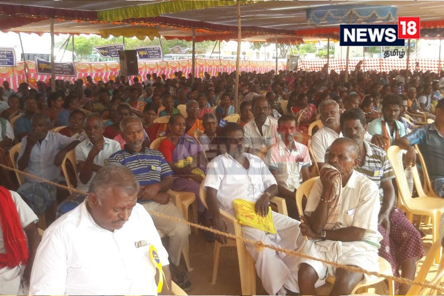 பட்டாசு ஆலை பிரச்னை குறித்து மாநிலங்களவையில் திமுக எம்.பி. திருச்சி சிவா இன்று கவன ஈர்ப்பு தீர்மானம் கொண்டு வந்து பேசினார். பட்டாசு தொழிலுக்கு சுற்றுச்சூழல் அனுமதி பெறுவதில் இருந்து விலக்கு அளிக்க வேண்டும் எனவும் வலியுறுத்தினார். (படம்: செந்தில் - செய்தியாளர்) பட்டாசு ஆலை பிரச்னை குறித்து மாநிலங்களவையில் திமுக எம்.பி. திருச்சி சிவா இன்று கவன ஈர்ப்பு தீர்மானம் கொண்டு வந்து பேசினார். பட்டாசு தொழிலுக்கு சுற்றுச்சூழல் அனுமதி பெறுவதில் இருந்து விலக்கு அளிக்க வேண்டும் எனவும் வலியுறுத்தினார். (படம்: செந்தில் - செய்தியாளர்)