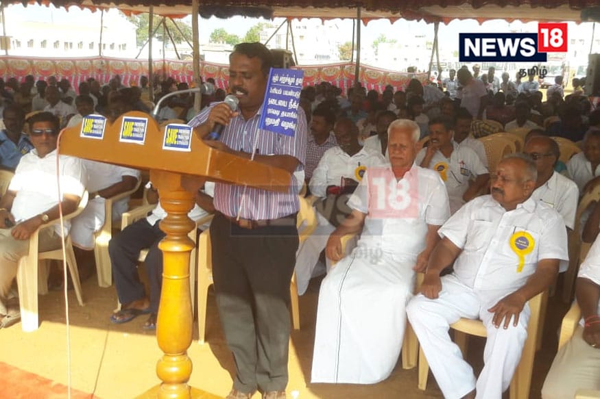 பட்டாசுகளுக்கு விதிக்கப்பட்ட தடையை நீக்க மத்திய அரசு நடவடிக்கை எடுக்க வேண்டும், பட்டாசு தொழிலுக்கு காற்று மாசு, சுற்றுச்சூழல் அனுமதி ஆகியவற்றிலிருந்து விலக்கு அளிக்க வேண்டும் உள்ளிட்ட கோரிக்கைகளை வலியுறுத்தி உற்பத்தியாளர்களும் தொழிலாளர்களும் போராட்டம் நடத்தி வருகின்றனர். (படம்: செந்தில் - செய்தியாளர்) பட்டாசுகளுக்கு விதிக்கப்பட்ட தடையை நீக்க மத்திய அரசு நடவடிக்கை எடுக்க வேண்டும், பட்டாசு தொழிலுக்கு காற்று மாசு, சுற்றுச்சூழல் அனுமதி ஆகியவற்றிலிருந்து விலக்கு அளிக்க வேண்டும் உள்ளிட்ட கோரிக்கைகளை வலியுறுத்தி உற்பத்தியாளர்களும் தொழிலாளர்களும் போராட்டம் நடத்தி வருகின்றனர். (படம்: செந்தில் - செய்தியாளர்)