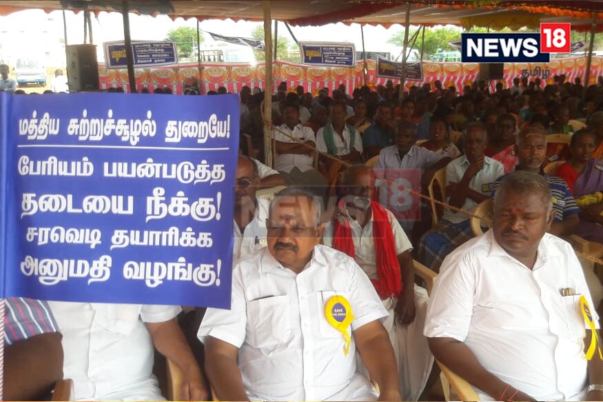 பேரியம் நைட்ரேட் இல்லாமல் பட்டாசு உற்பத்தி செய்ய வேண்டும் என்ற உச்ச நீதிமன்றத்தின் உத்தரவால் சிவகாசியில் உள்ள 1070 பட்டாசு ஆலைகள் கடந்த ஆண்டு தீபாவளி பண்டிகைக்கு பின்னர் மூடப்பட்டன. (படம்: செந்தில் - செய்தியாளர்) பேரியம் நைட்ரேட் இல்லாமல் பட்டாசு உற்பத்தி செய்ய வேண்டும் என்ற உச்ச நீதிமன்றத்தின் உத்தரவால் சிவகாசியில் உள்ள 1070 பட்டாசு ஆலைகள் கடந்த ஆண்டு தீபாவளி பண்டிகைக்கு பின்னர் மூடப்பட்டன. (படம்: செந்தில் - செய்தியாளர்)