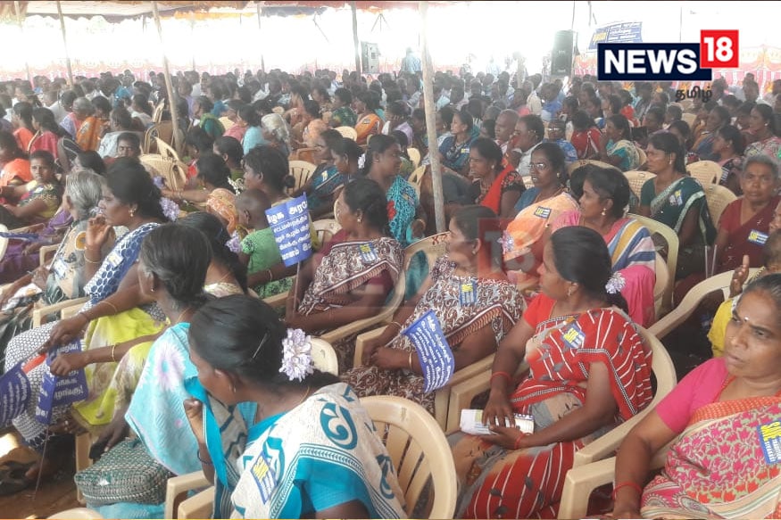 இந்தியாவிலேயே பட்டாசு உற்பத்தி செய்யப்படும் ஒரே இடம் சிவகாசி.<br />பட்டாசு உற்பத்தி தொழிலை நம்பி பல்லாயிரக்கணக்கான தொழிலாளர்கள் இங்கு வாழ்ந்து வருகின்றனர். (படம்: செந்தில் - செய்தியாளர்) இந்தியாவிலேயே பட்டாசு உற்பத்தி செய்யப்படும் ஒரே இடம் சிவகாசி.<br />பட்டாசு உற்பத்தி தொழிலை நம்பி பல்லாயிரக்கணக்கான தொழிலாளர்கள் இங்கு வாழ்ந்து வருகின்றனர். (படம்: செந்தில் - செய்தியாளர்)