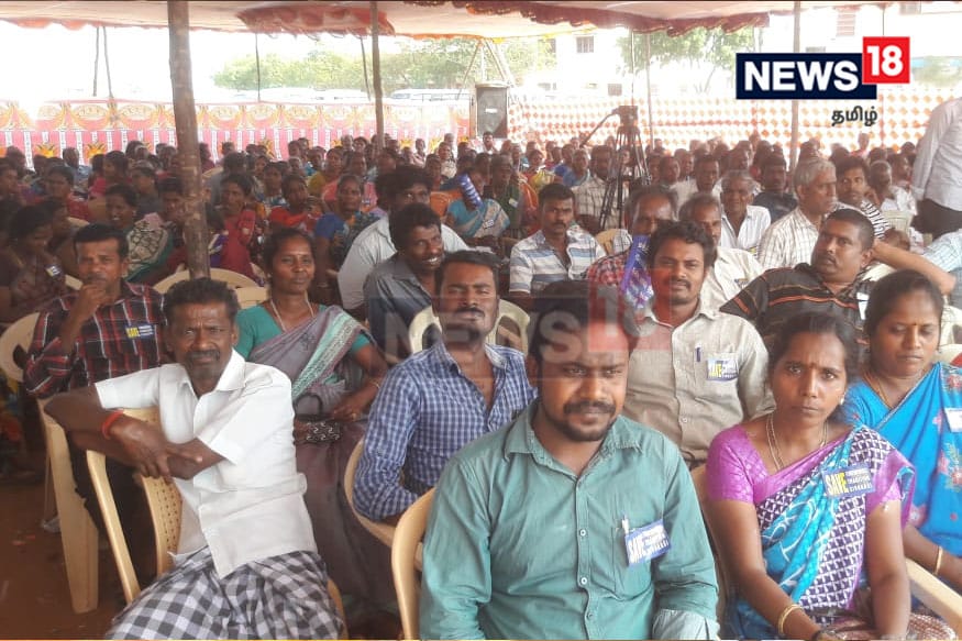 விருதுநகர் மாவட்டம் சிவகாசியில் மூடப்பட்டுள்ள ஆயிரத்துக்கும் மேற்பட்ட பட்டாசு ஆலைகளை மீண்டும் திறக்க வேண்டும் எனக்கோரி பட்டாசு உற்பத்தியாளர்கள் இரண்டாவது நாளாக காத்திருப்பு போராட்டத்தில் ஈடுபட்டனர். (படம்: செந்தில் - செய்தியாளர்) விருதுநகர் மாவட்டம் சிவகாசியில் மூடப்பட்டுள்ள ஆயிரத்துக்கும் மேற்பட்ட பட்டாசு ஆலைகளை மீண்டும் திறக்க வேண்டும் எனக்கோரி பட்டாசு உற்பத்தியாளர்கள் இரண்டாவது நாளாக காத்திருப்பு போராட்டத்தில் ஈடுபட்டனர். (படம்: செந்தில் - செய்தியாளர்)