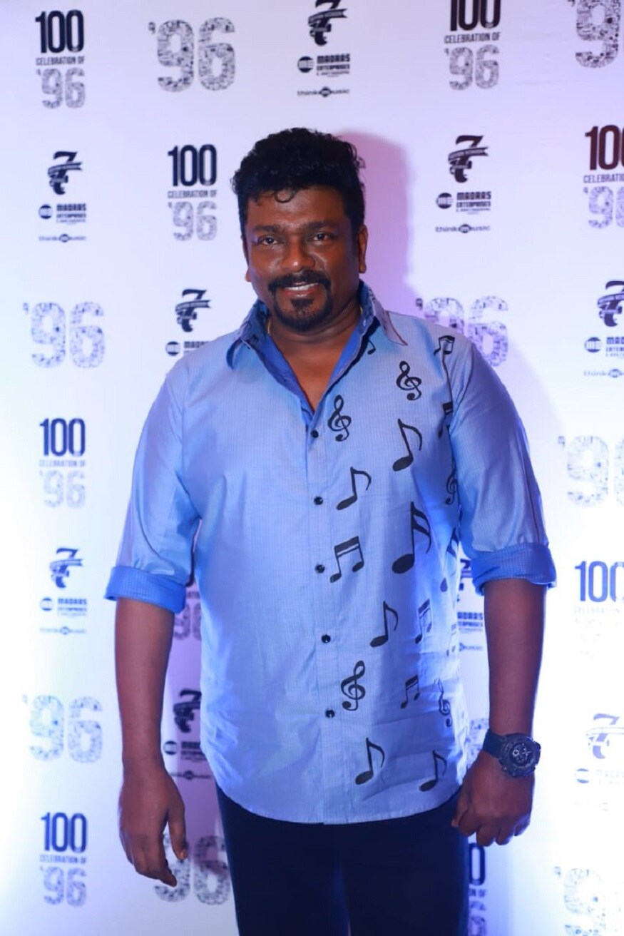 நிகழ்ச்சியில் கலந்து கொண்ட நடிகர் மற்றும் இயக்குநர் பார்த்திபன் நூறாவது நாள் வெற்றிவிழா பதாகையின் முன்பு புகைப்படம் எடுத்துக் கொண்டார். நிகழ்ச்சியில் கலந்து கொண்ட நடிகர் மற்றும் இயக்குநர் பார்த்திபன் நூறாவது நாள் வெற்றிவிழா பதாகையின் முன்பு புகைப்படம் எடுத்துக் கொண்டார்.