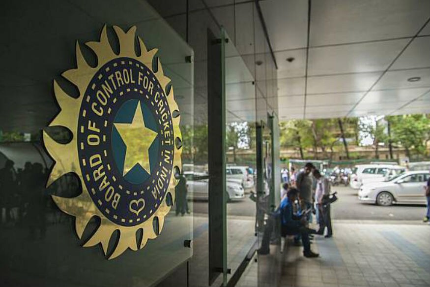 வெளிநாட்டு சுற்றுப்பயணங்களில் இருக்கும் இந்திய வீரர்கள், இது போன்ற விஷயங்களில் ஈடுபடுவது விதிமீறல் என்பதால், தினேஷ் கார்த்திக்கிடம் உரிய விளக்கம் கேட்டு பிசிசிஐ நோட்டீஸ் அனுப்பியுள்ளது. வெளிநாட்டு சுற்றுப்பயணங்களில் இருக்கும் இந்திய வீரர்கள், இது போன்ற விஷயங்களில் ஈடுபடுவது விதிமீறல் என்பதால், தினேஷ் கார்த்திக்கிடம் உரிய விளக்கம் கேட்டு பிசிசிஐ நோட்டீஸ் அனுப்பியுள்ளது.