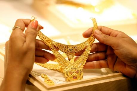 தொடர்ந்து தங்கத்தின் விலை குறைந்துவருவதால், தங்கத்தில் முதலீடு செய்ய இருப்பவர்கள் மகிழ்ச்சி அடைந்துள்ளனர். தொடர்ந்து தங்கத்தின் விலை குறைந்துவருவதால், தங்கத்தில் முதலீடு செய்ய இருப்பவர்கள் மகிழ்ச்சி அடைந்துள்ளனர்.