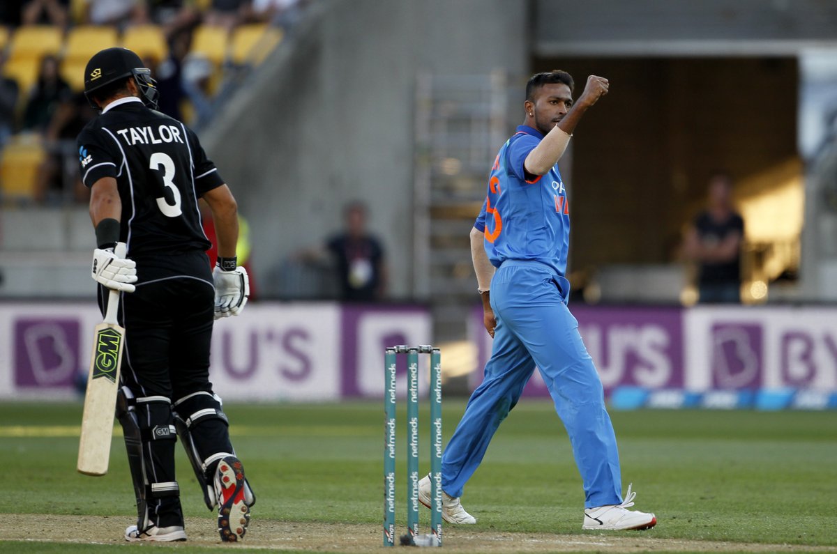 இறுதியில், 44.1 ஓவர்களில் நியூசிலாந்து அணி 217 ரன்களுக்கு அனைத்து விக்கெட்டுகளையும் இழந்ததால், இந்திய அணி 35 ரன்கள் வித்தியாசத்தில் வெற்றி பெற்றது. (BCCI) இறுதியில், 44.1 ஓவர்களில் நியூசிலாந்து அணி 217 ரன்களுக்கு அனைத்து விக்கெட்டுகளையும் இழந்ததால், இந்திய அணி 35 ரன்கள் வித்தியாசத்தில் வெற்றி பெற்றது. (BCCI)