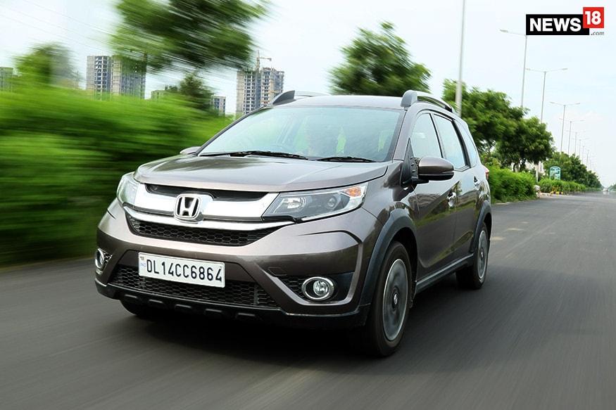 ஹோண்டா BRV விலை 12.53 லட்சம் ரூபாய். இக்காரின் திறன் 1497cc ஆக உள்ளது. ABS மற்றும் EBD ஆகிய பாதுகாப்பு அம்சங்கள் பொருத்தப்பட்டுள்ளன. (Photo: Siddharth Safaya/News18.com) ஹோண்டா BRV விலை 12.53 லட்சம் ரூபாய். இக்காரின் திறன் 1497cc ஆக உள்ளது. ABS மற்றும் EBD ஆகிய பாதுகாப்பு அம்சங்கள் பொருத்தப்பட்டுள்ளன. (Photo: Siddharth Safaya/News18.com)