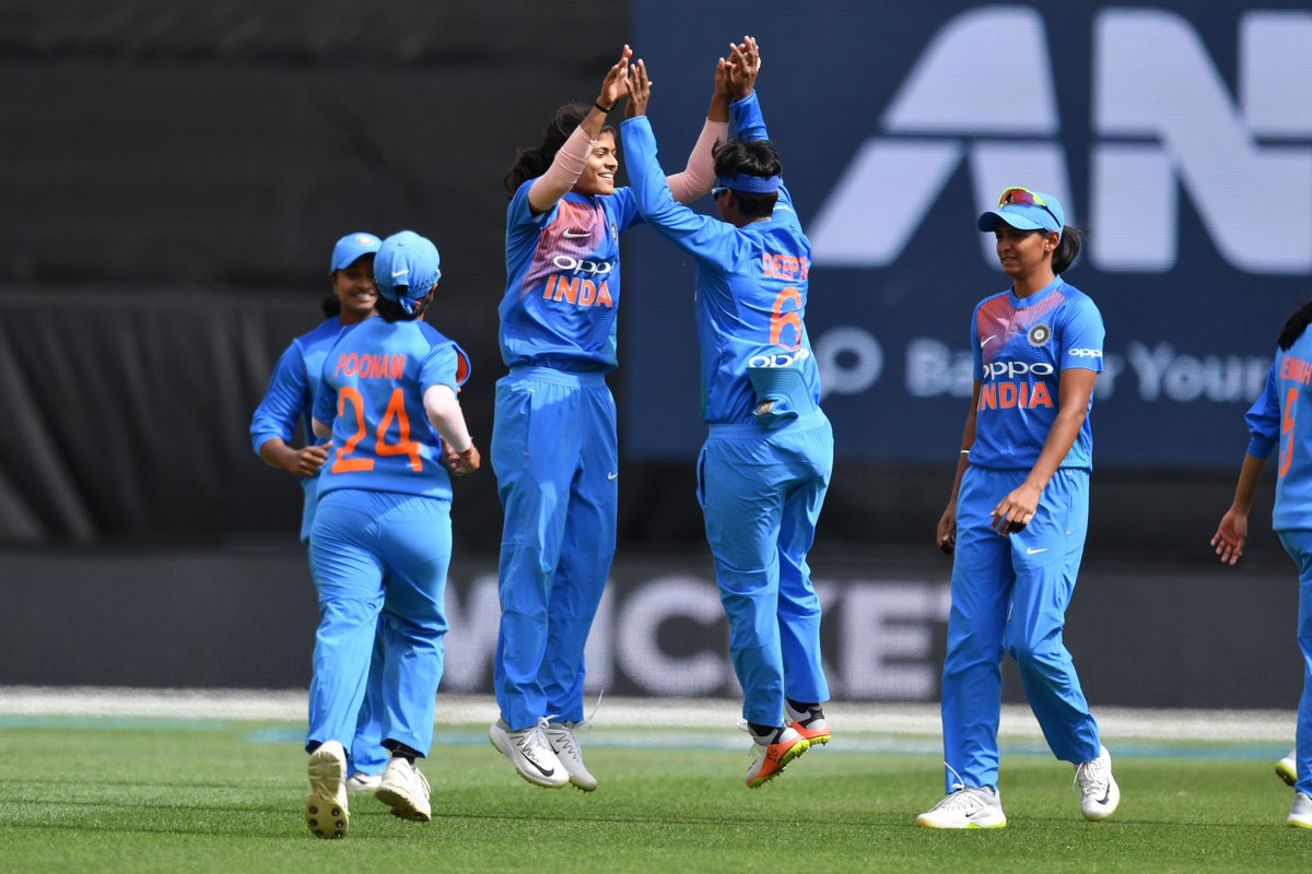 இரு அணிகளுக்கு இடையிலான முதலாது டி-20 போட்டி வெலிங்டனில் இன்று நடைபெற்றது. டாஸ் வென்ற இந்திய அணி கேப்டன் ஹர்மன்ப்ரீத் கவுர் பந்துவீச முடிவு செய்தார். (ICC) இரு அணிகளுக்கு இடையிலான முதலாது டி-20 போட்டி வெலிங்டனில் இன்று நடைபெற்றது. டாஸ் வென்ற இந்திய அணி கேப்டன் ஹர்மன்ப்ரீத் கவுர் பந்துவீச முடிவு செய்தார். (ICC)