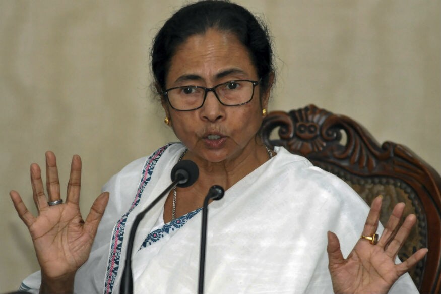 மேற்கு வங்க மாநிலம் ஹுக்ளி மாவட்டத்தில் நடைபெற்ற பொதுக்கூட்டத்தில் பேசிய மம்தா பானர்ஜி, மோடி வெட்கமில்லாத பிரதமர் என விமர்சித்தார். 40 திரிணாமுல் எம்எல்ஏக்கள் தன்னோடு தொடர்பில் இருப்பதாக பிரதமர் தெரிவித்தது அரசியல் சட்டத்துக்கு எதிரானது என்றும், குதிரை பேரத்தை ஊக்குவிக்கும் செயல் என்றும் அவர் குற்றம்சாட்டினார். பாஜக திருடர்களால் நிரம்பியுள்ளதாகவும், திரிணாமுல் தியாகிகளால் நிரம்பியுள்ளதாகவும் அவர் தெரிவித்தார். மேற்கு வங்க மாநிலம் ஹுக்ளி மாவட்டத்தில் நடைபெற்ற பொதுக்கூட்டத்தில் பேசிய மம்தா பானர்ஜி, மோடி வெட்கமில்லாத பிரதமர் என விமர்சித்தார். 40 திரிணாமுல் எம்எல்ஏக்கள் தன்னோடு தொடர்பில் இருப்பதாக பிரதமர் தெரிவித்தது அரசியல் சட்டத்துக்கு எதிரானது என்றும், குதிரை பேரத்தை ஊக்குவிக்கும் செயல் என்றும் அவர் குற்றம்சாட்டினார். பாஜக திருடர்களால் நிரம்பியுள்ளதாகவும், திரிணாமுல் தியாகிகளால் நிரம்பியுள்ளதாகவும் அவர் தெரிவித்தார்.