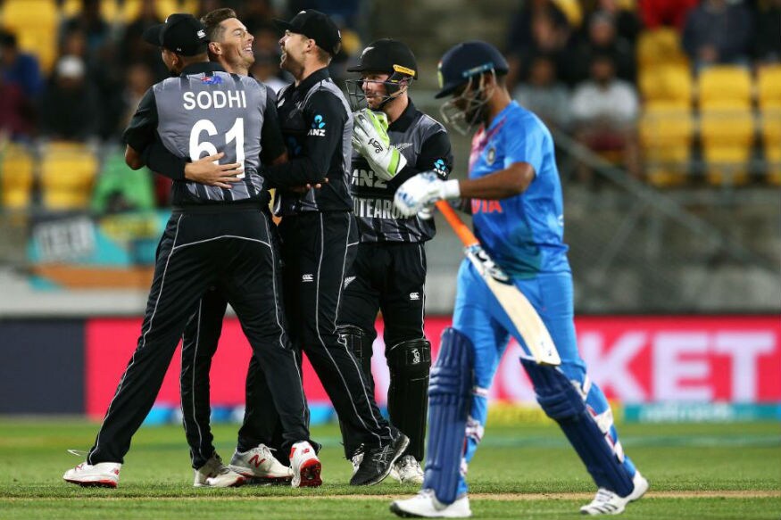 கடின இலக்கை நோக்கி களமிறங்கிய இந்திய அணிக்கு கேப்டன் ரோகித் சர்மா ஒரு ரன்னில் ஆட்டமிழந்து அதிர்ச்சி அளித்தார். (ICC) கடின இலக்கை நோக்கி களமிறங்கிய இந்திய அணிக்கு கேப்டன் ரோகித் சர்மா ஒரு ரன்னில் ஆட்டமிழந்து அதிர்ச்சி அளித்தார். (ICC)