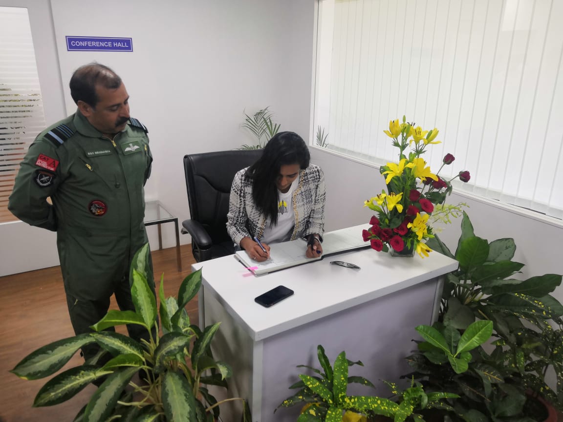  இதனை முன்னிட்டு, பல்வேறு துறைகளில் சாதனை படைத்த பெண்களைக் கவுரவிக்கும் விதமாக, பேட்மிண்டன் வீராங்கனை பிவி சிந்துக்கு விமானியாக பறக்கும் வாய்ப்பு வழங்கப்பட்டது. (Twitter)