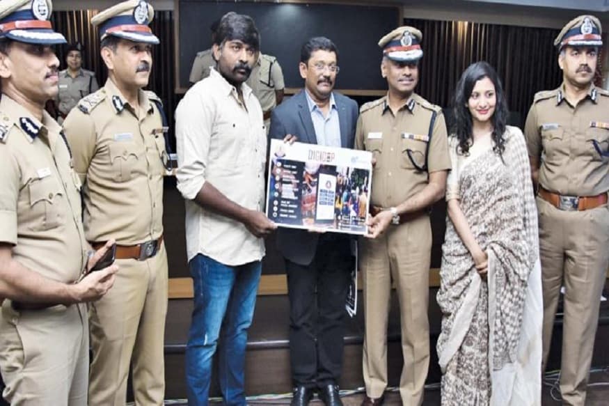 சென்னை மாநகர காவல் ஆணையர் மற்றும் நடிகர் விஜய் சேதுபதி இணைந்து டிஜிகாப் (DIGICOP) என்ற செயலியை வெளியிட்டனர். சென்னை மாநகர காவல் ஆணையர் மற்றும் நடிகர் விஜய் சேதுபதி இணைந்து டிஜிகாப் (DIGICOP) என்ற செயலியை வெளியிட்டனர்.