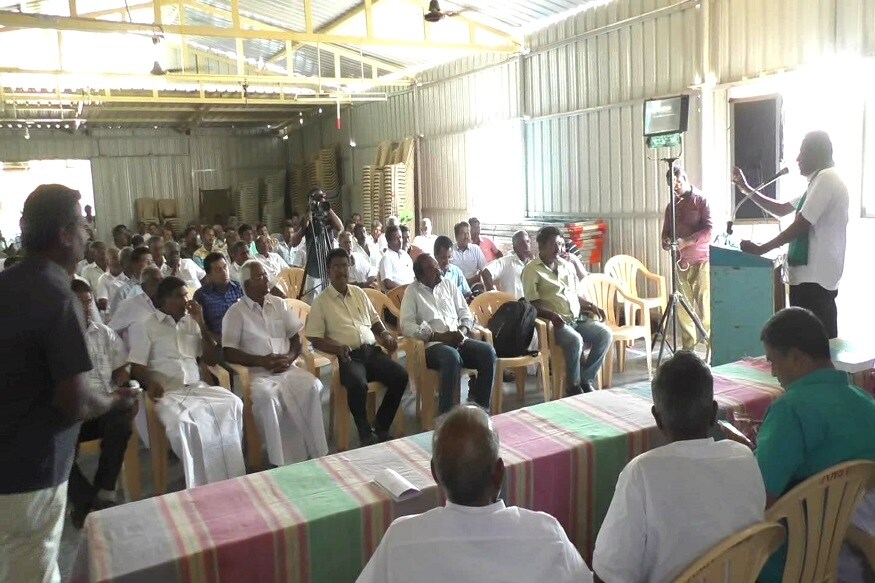 திருப்பூரில் பெட்ரோல் பைப்லைன் திட்டத்திற்கு எதிர்ப்பு தெரிவித்து மாவட்ட ஆட்சியர் அலுவலகத்தில் தர்ணாவில் ஈடுபட்ட விவசாயிகள், காவல்துறையினருடன் வாக்குவாதத்தில் ஈடுபட்டனர். திருப்பூரில் பெட்ரோல் பைப்லைன் திட்டத்திற்கு எதிர்ப்பு தெரிவித்து மாவட்ட ஆட்சியர் அலுவலகத்தில் தர்ணாவில் ஈடுபட்ட விவசாயிகள், காவல்துறையினருடன் வாக்குவாதத்தில் ஈடுபட்டனர்.