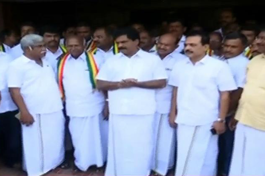  மதுபானங்களை வாங்குவதற்காக மக்கள் அண்டை மாநிலங்களுக்கு செல்வதை காரணம் காட்டி, டாஸ்மாக் கடைகளை திறக்க அரசு முடிவெடுத்திருப்பது வேடிக்கையாக இருப்பதாக கொங்குநாடு மக்கள் தேசிய கட்சியின் பொதுச் செயலாளர் ஈஸ்வரன் தெரிவித்துள்ளார்.
