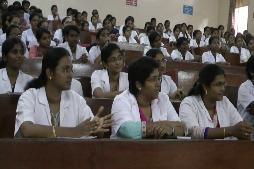 தஞ்சை : வாக்களிப்பதன் அவசியம் குறித்து தஞ்சை மருத்துவக் கல்லூரி மாணவர்களுக்கு சிறப்பு முகாம் நடைபெற்றது. முகாமில் கலந்து கொண்டு பேசிய மாவட்ட ஆட்சியர் அண்ணாத்துரை, 18 வயது பூர்த்தி அடைந்த அனைவரும் வாக்களிக்கவேண்டும் என்றும், இதற்காக தங்கள் பெயர்களை வாக்காளர் பட்டியலில் சேர்த்துக்கொள்ள வேண்டும் என்றும் வலியுறுத்தினார். தஞ்சை : வாக்களிப்பதன் அவசியம் குறித்து தஞ்சை மருத்துவக் கல்லூரி மாணவர்களுக்கு சிறப்பு முகாம் நடைபெற்றது. முகாமில் கலந்து கொண்டு பேசிய மாவட்ட ஆட்சியர் அண்ணாத்துரை, 18 வயது பூர்த்தி அடைந்த அனைவரும் வாக்களிக்கவேண்டும் என்றும், இதற்காக தங்கள் பெயர்களை வாக்காளர் பட்டியலில் சேர்த்துக்கொள்ள வேண்டும் என்றும் வலியுறுத்தினார்.