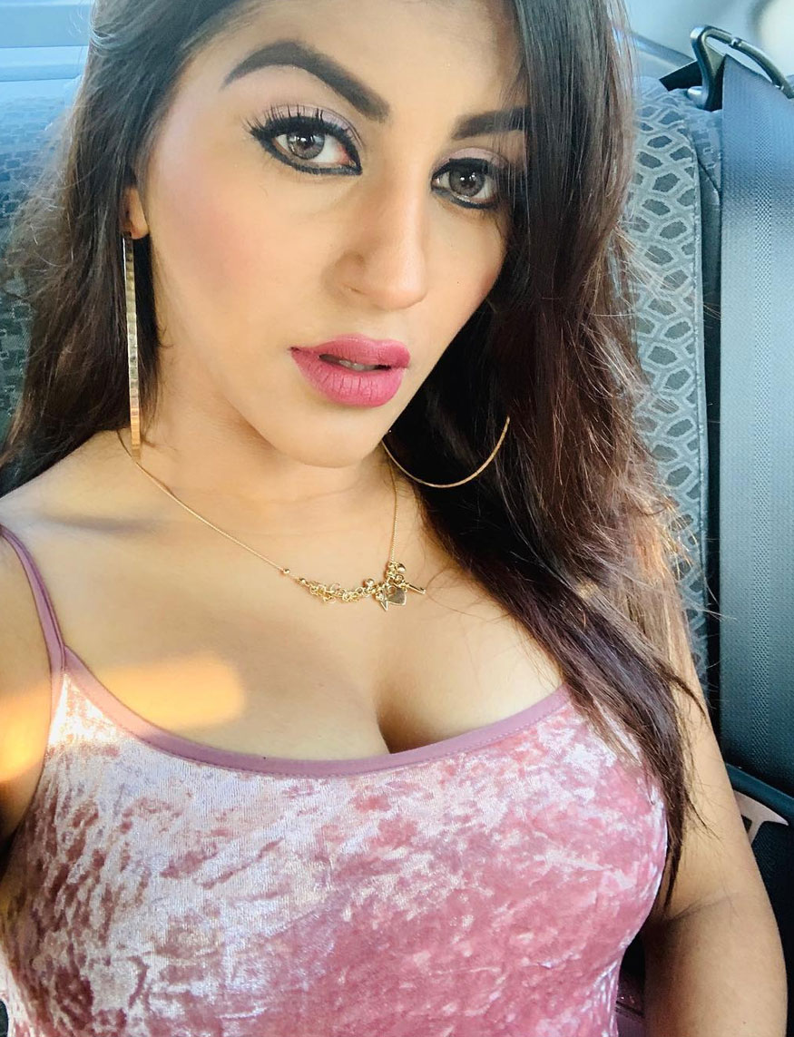 விஜய் தேவாரகொண்டா தமிழில் நடித்து வெளியான நோட்டா படத்தில் அவரது தோழியாக நடித்துள்ளார். (படம்: @yashikaaannand Instagram) விஜய் தேவாரகொண்டா தமிழில் நடித்து வெளியான நோட்டா படத்தில் அவரது தோழியாக நடித்துள்ளார். (படம்: @yashikaaannand Instagram)